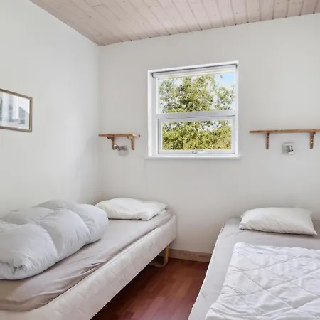 Holiday home 4 Bedroom Cozy In Vaeggerlose *