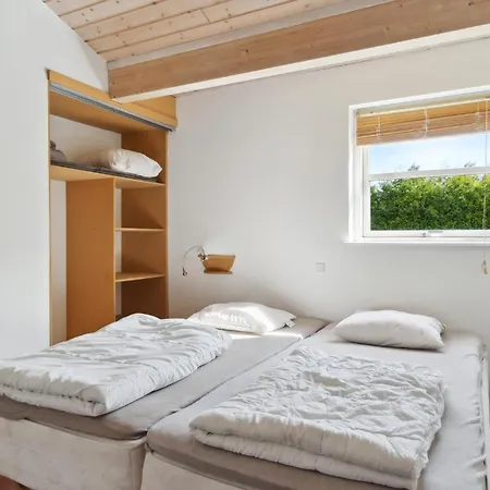 Holiday home 4 Bedroom Cozy In Vaeggerlose Boto By