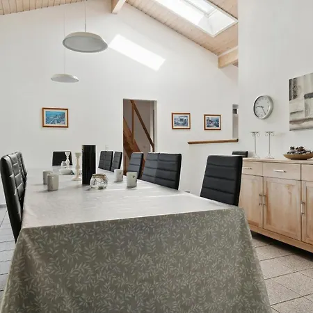 4 Bedroom Cozy In Vaeggerlose Tatil Evi