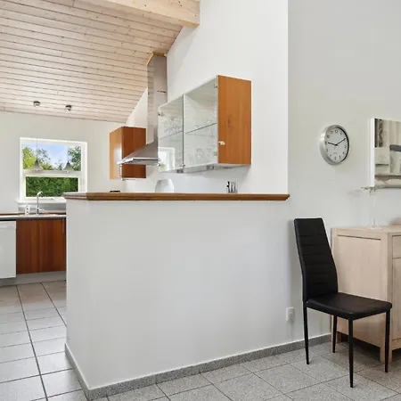 4 Bedroom Cozy In Vaeggerlose Holiday home *