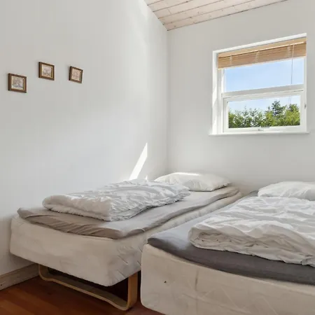 Holiday home 4 Bedroom Cozy In Vaeggerlose *