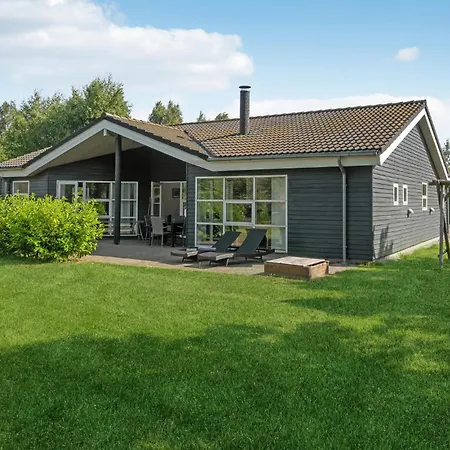 4 Bedroom Cozy In Vaeggerlose Holiday home
